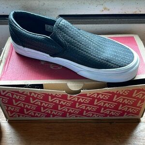 Pre-owned Vans Black Slip-On Woven Leather Shoes in women’s size 5.5.